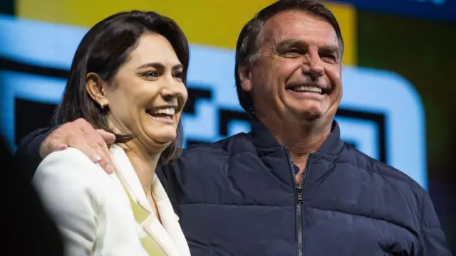 Justiça Eleitoral revoga proibição e autoriza Michelle Bolsonaro a utilizar imagem de Jair Bolsonaro em propaganda
