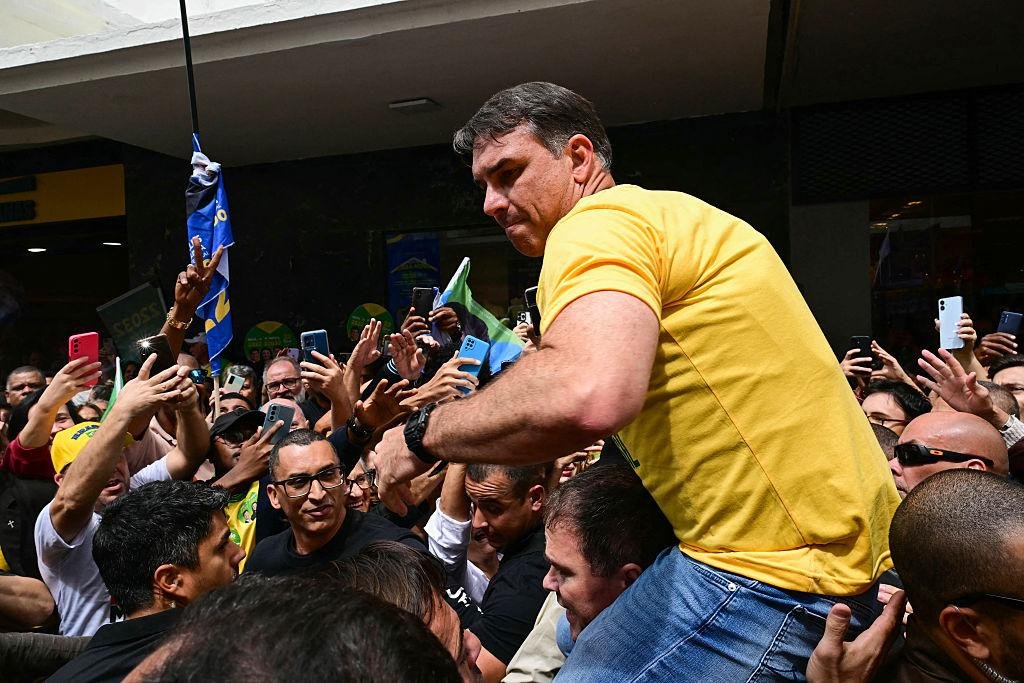 Flávio Bolsonaro reforça campanha em Minas Gerais durante passagem por Juiz de Fora