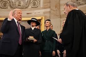 Donald Trump toma posse como presidente dos Estados Unidos
