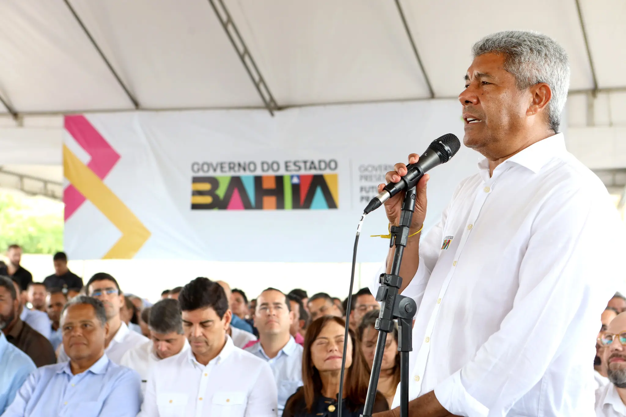Governador da Bahia: Bolsonaro deveria ser jogado por retroescavadeira na vala