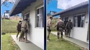 Menina de 4 anos é morta a facadas pela irmã e policia invade casa