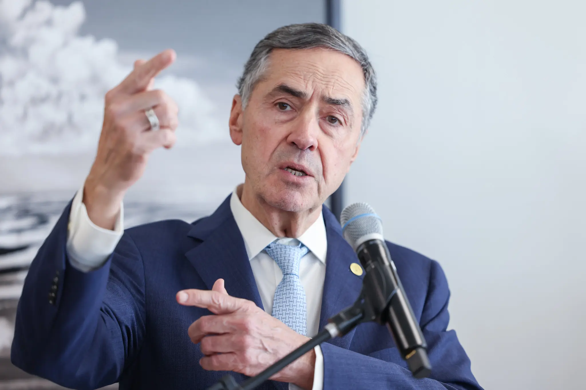 Ministro Barroso do STF defende regulação de redes sociais e IAs
