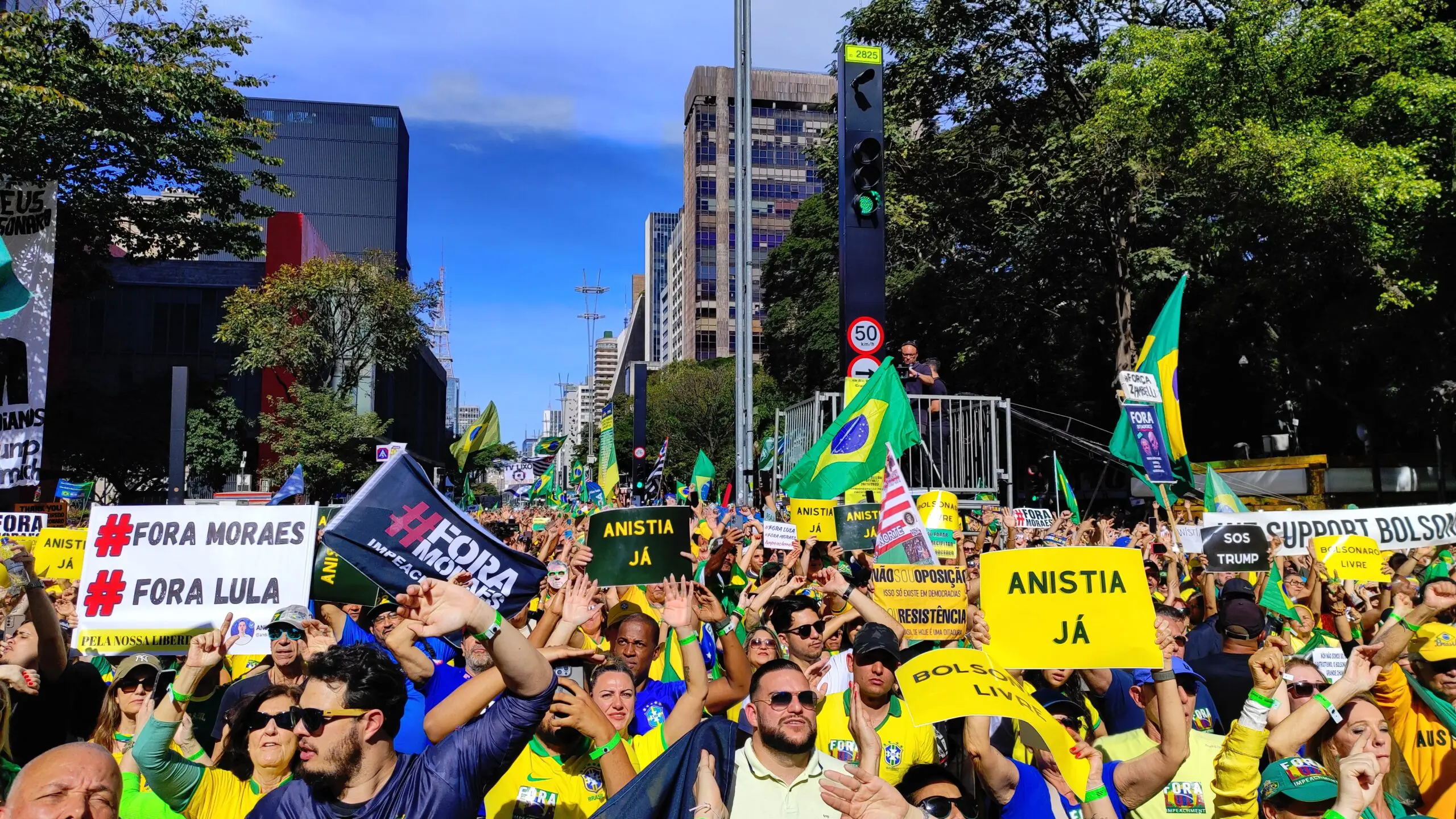 Manifestantes gritam 