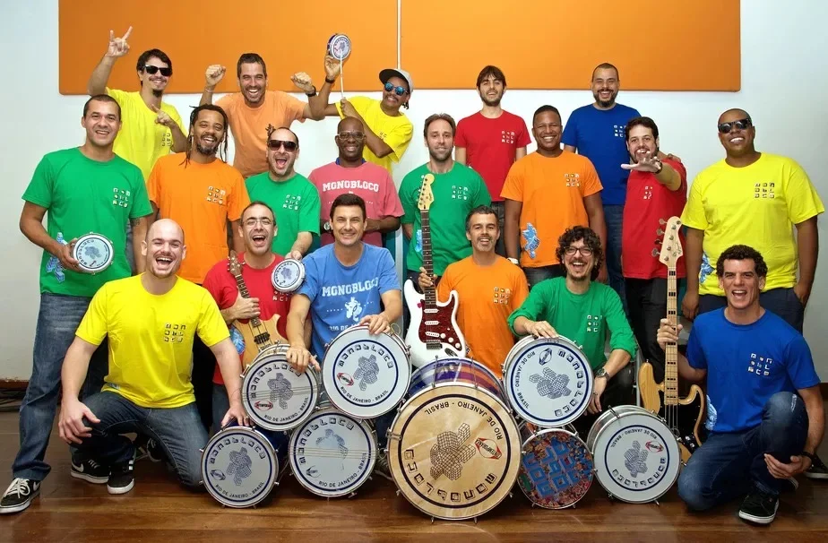 Monobloco e Buchecha comandam festa nostálgica em Goiânia
