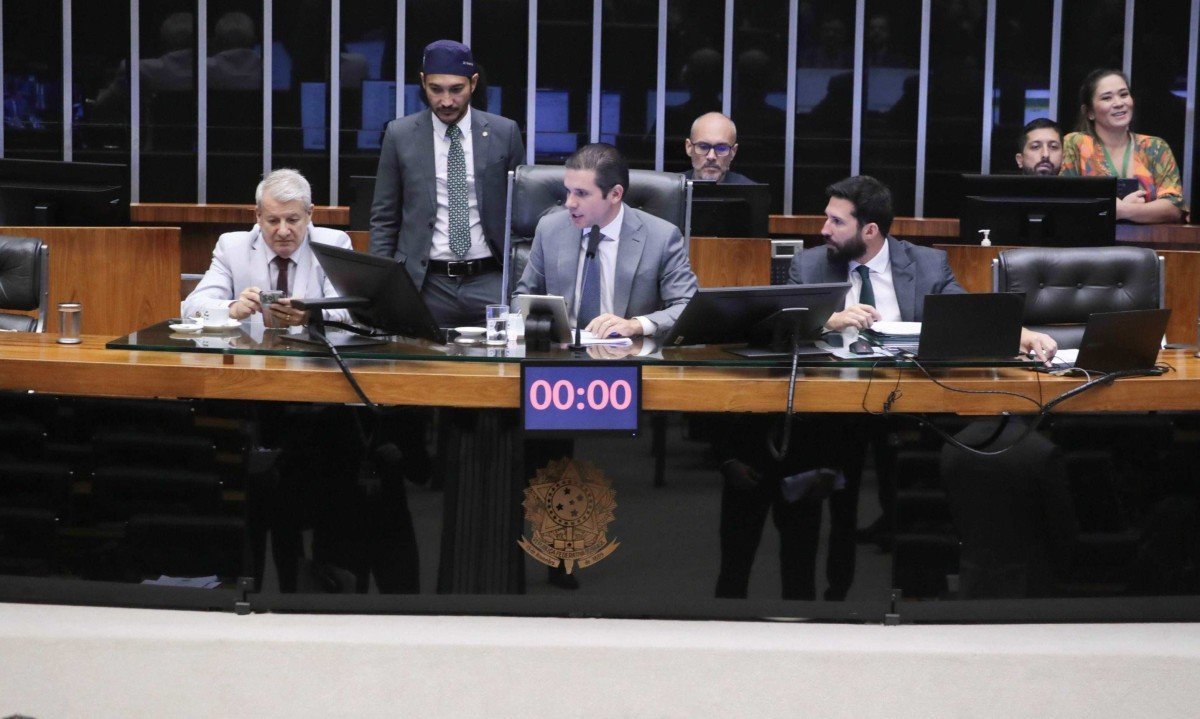 Fraude no INSS: Câmara aprova urgência de projeto que proíbe descontos automáticos