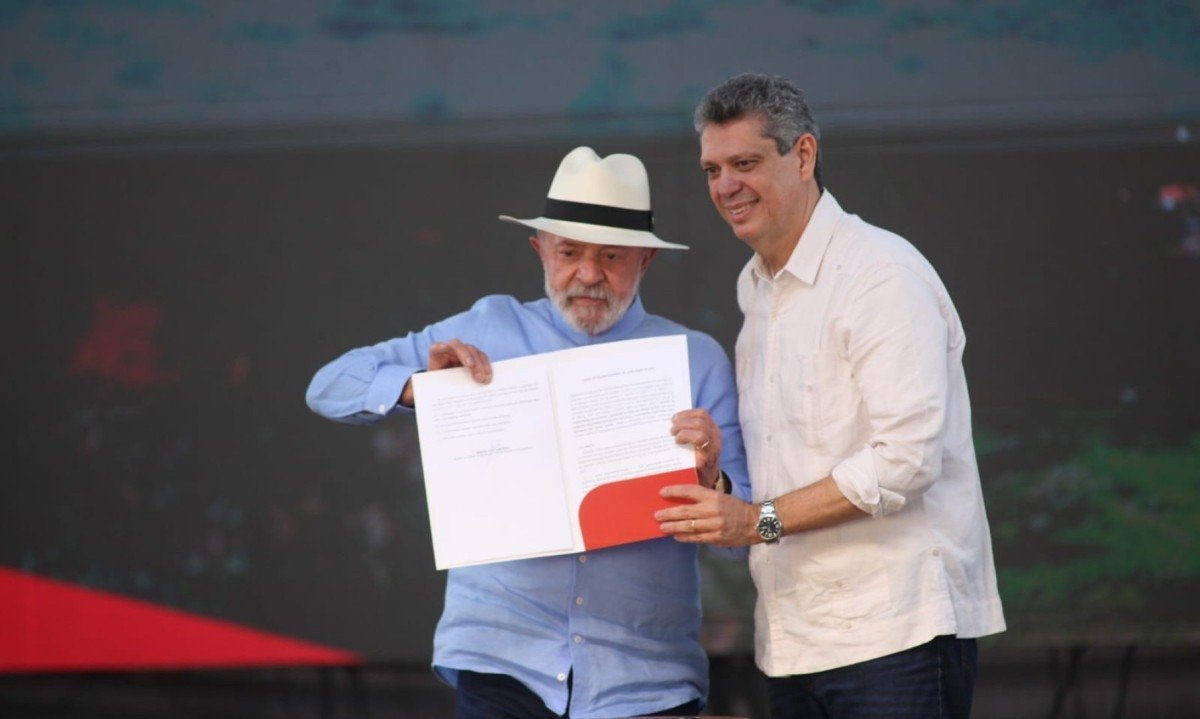 Ministro manda Zema lavar a boca com água sanitária antes de falar de Lula