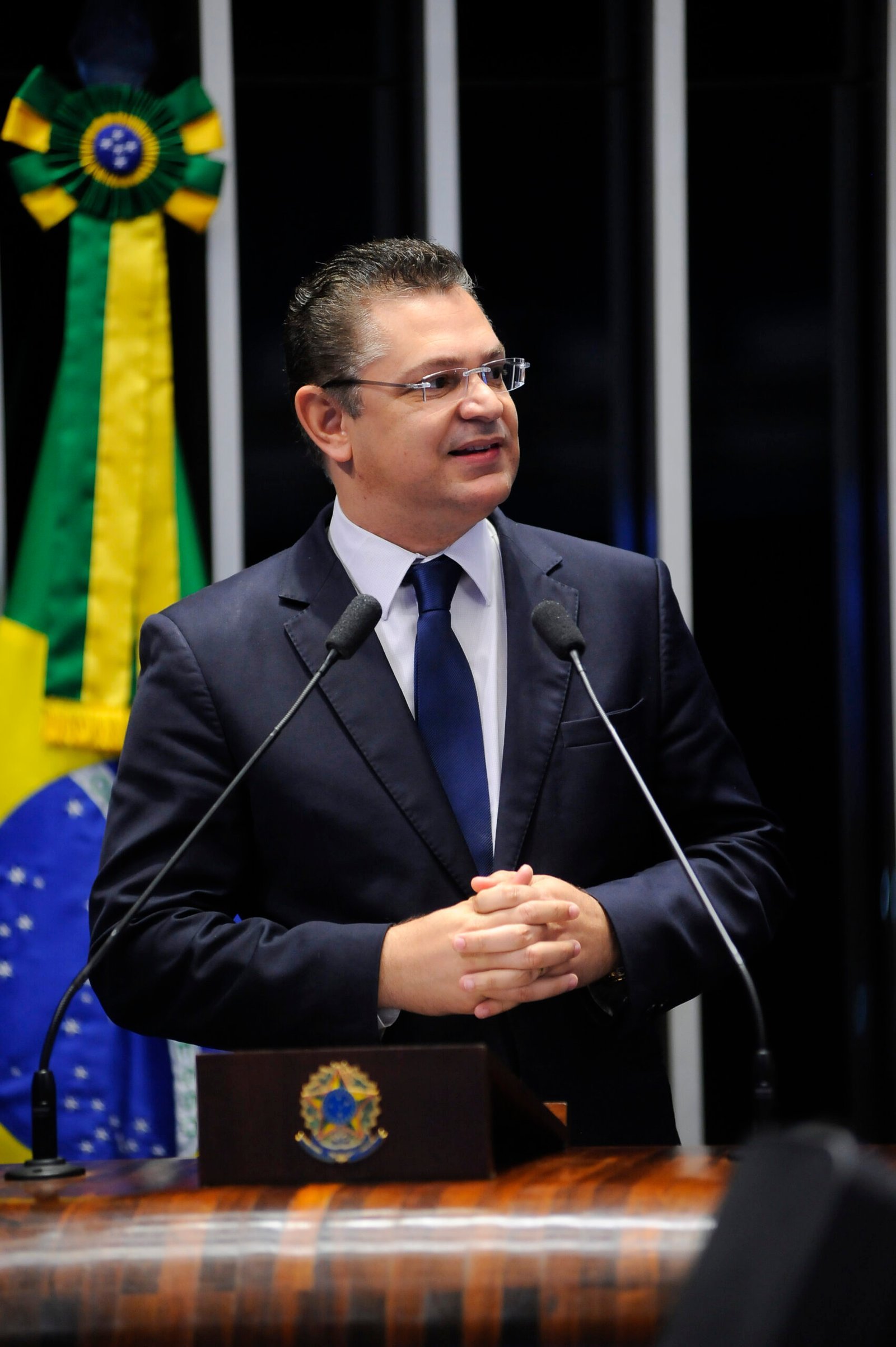 Sóstenes usa a Constituição para não responder a Dino sobre entrevista