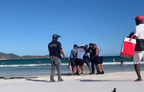 Ambulante é brutalmente espancado por agentes da fiscalização de postura e Guarda Municipal na Praia do Forte, em Cabo Frio