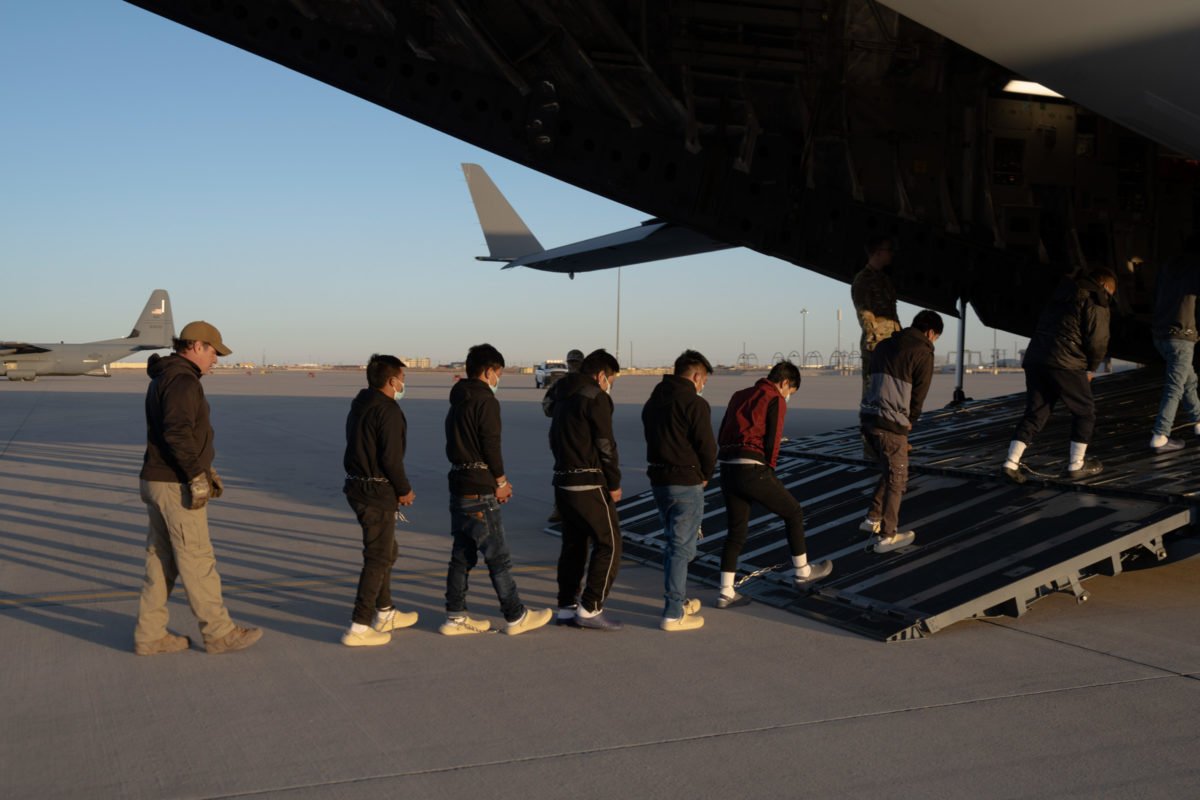 Imigrantes sendo deportados dos Estados Unidos