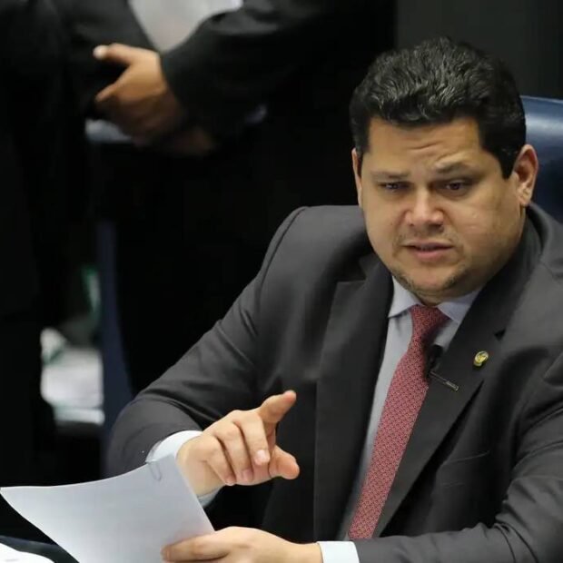 Alcolumbre vai pedir cassação de deputado bolsonarista que atacou Gleisi