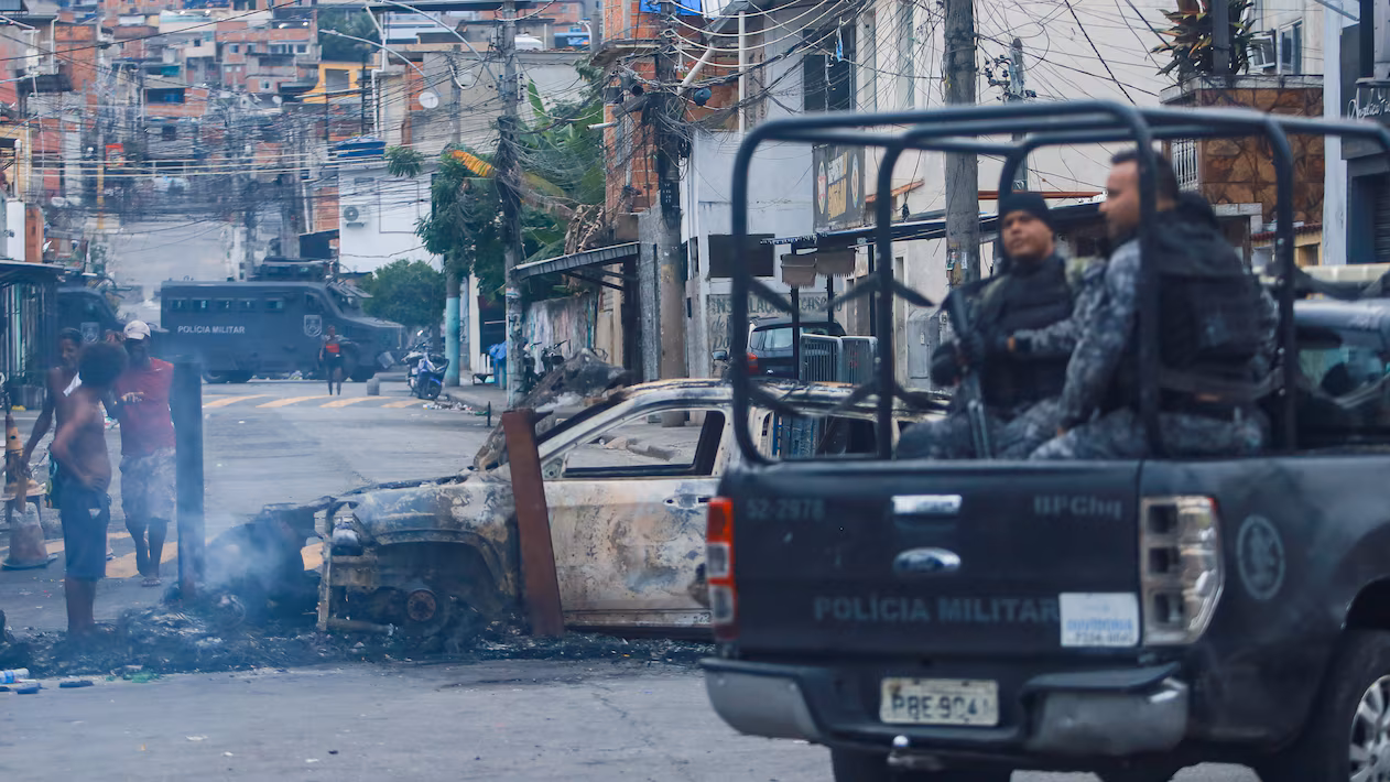 Megaoperação nos complexos da Penha e Alemão tem quatro policiais e 64 suspeitos mortos