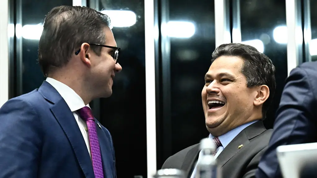 Motta, Alcolumbre e Barroso usam aviões da FAB para ir ao Festival de Parintins