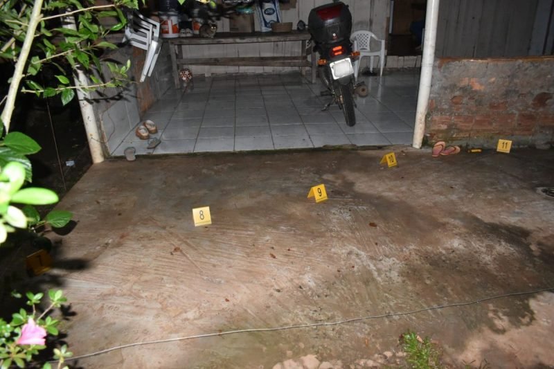 Suspeito de assassinar o pai passou a noite na mata. – Foto: Polícia Científica/ND
