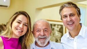 Esposa de ministro de Lula toma posse como conselheira do TCE-CE