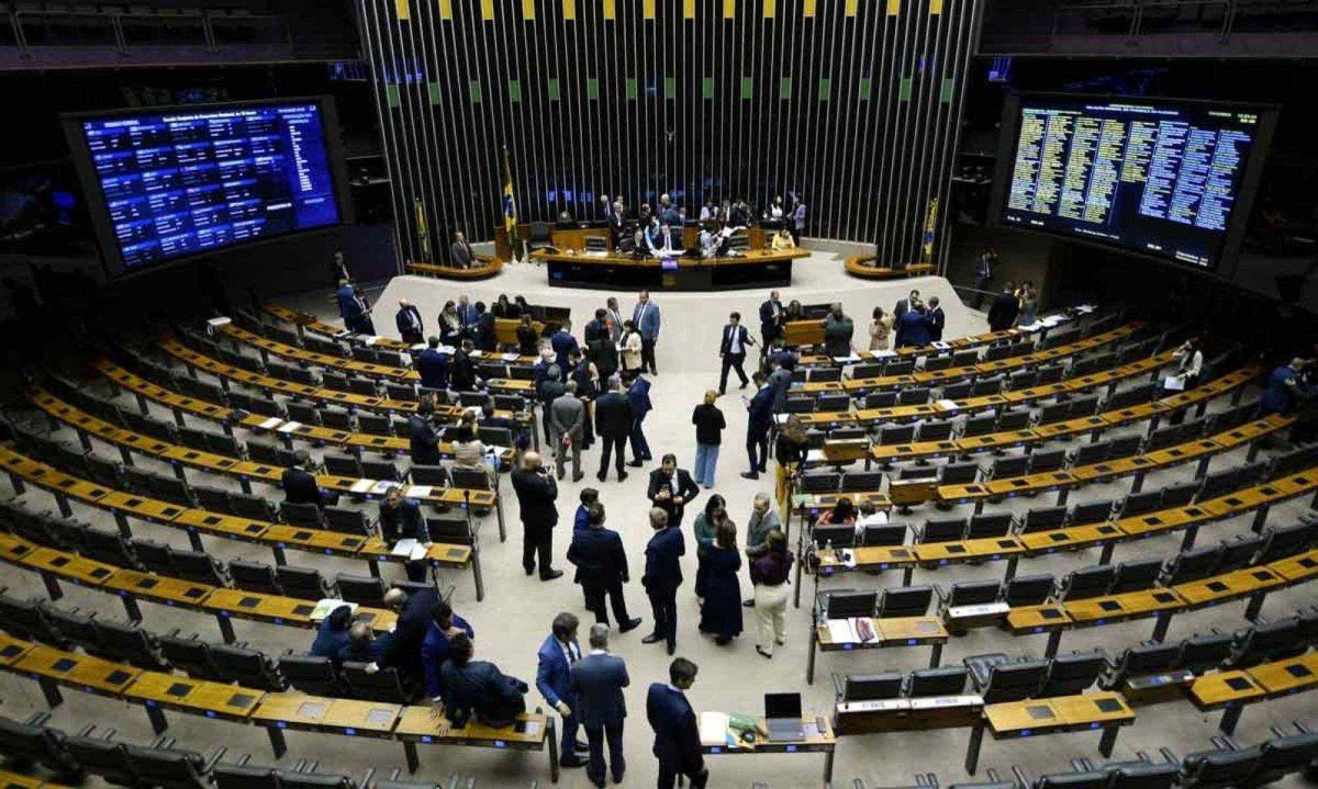 Câmara aprova isenção de IR para quem ganha até dois salários mínimos