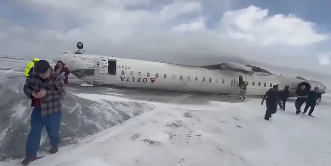 Avião fica de ponta-cabeça após acidente durante pouso em aeroporto no Canadá