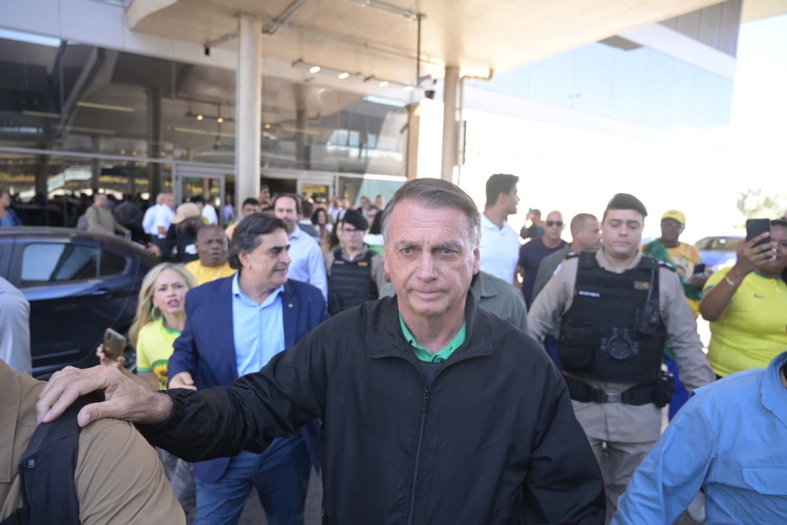 Bolsonaro desembarca em BH e é recebido por Simões na Cidade Administrativa