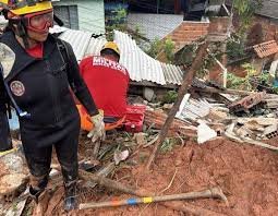 Sobe para 11 o número de mortos em deslizamentos após chuva em MG