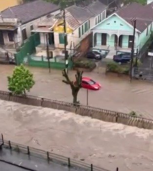 Temporal causa caos em Petrópolis e arrasta veículos pelas ruas