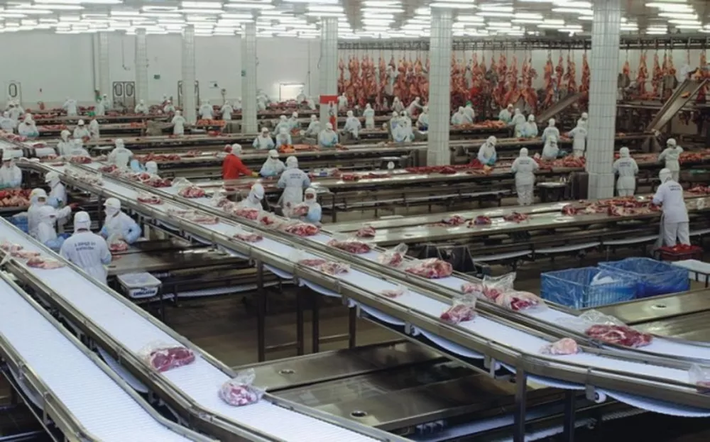 China suspende importação de carne bovina de três frigoríficos brasileiros