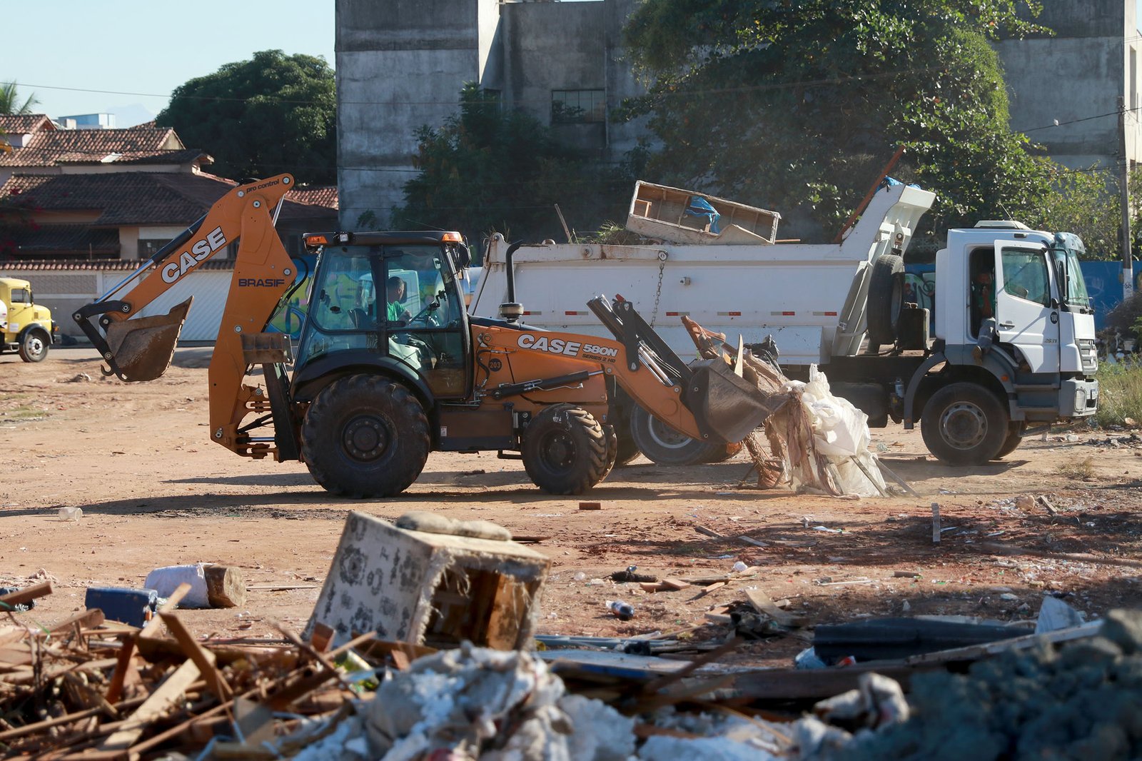 Pronta Ação retira abrigos e resíduos em terreno na Linha Vermelha