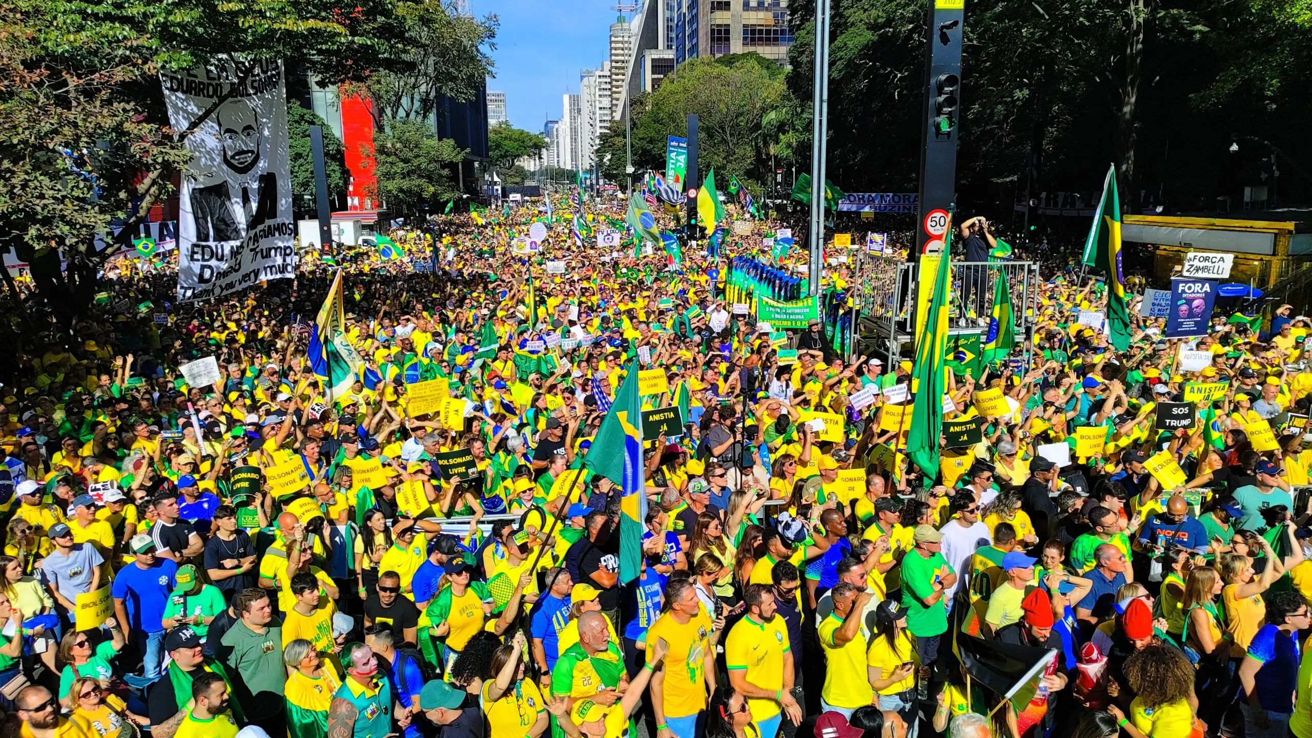 Sem Bolsonaro, Atos pelo Brasil reúnem multidões pelo impeachment de Moraes