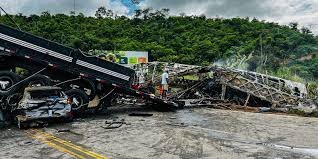 Acidente na BR-116 deixa 22 mortos em Minas Gerais