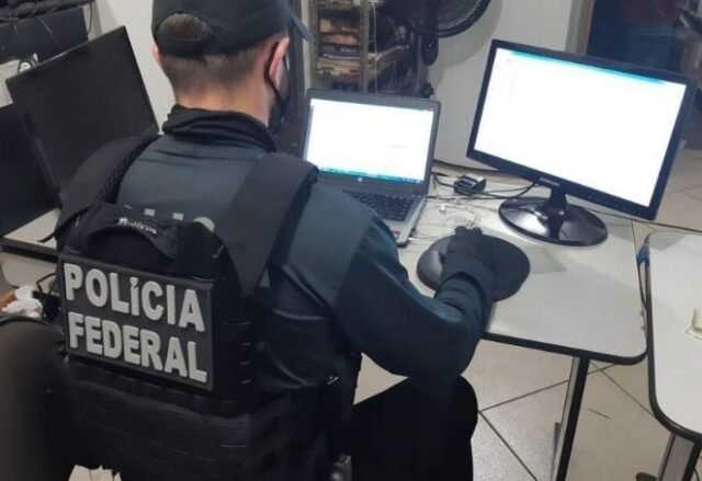 Operação mira pornografia infantil e apreende celulares